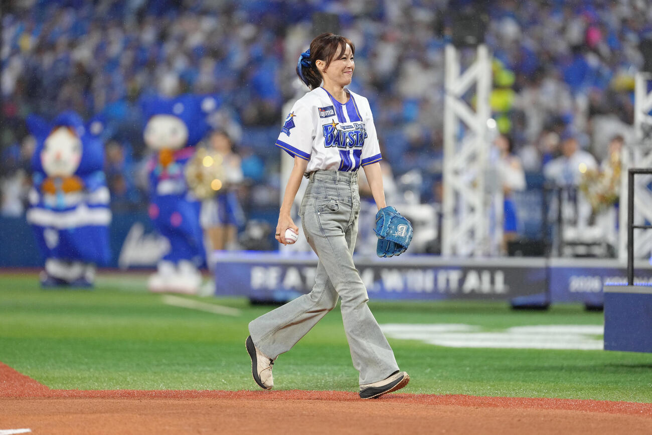 DeNA対中日　始球式を務め笑顔を見せる相川七瀬（撮影・足立雅史）