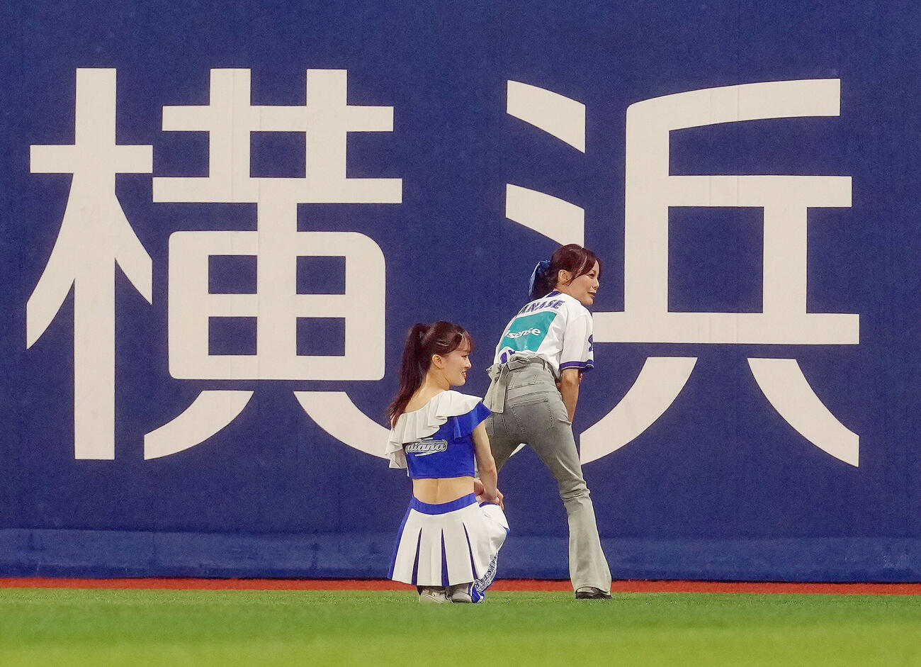 DeNA対中日　イニング間のリレー対決に臨む相川七瀬（右）（撮影・足立雅史）