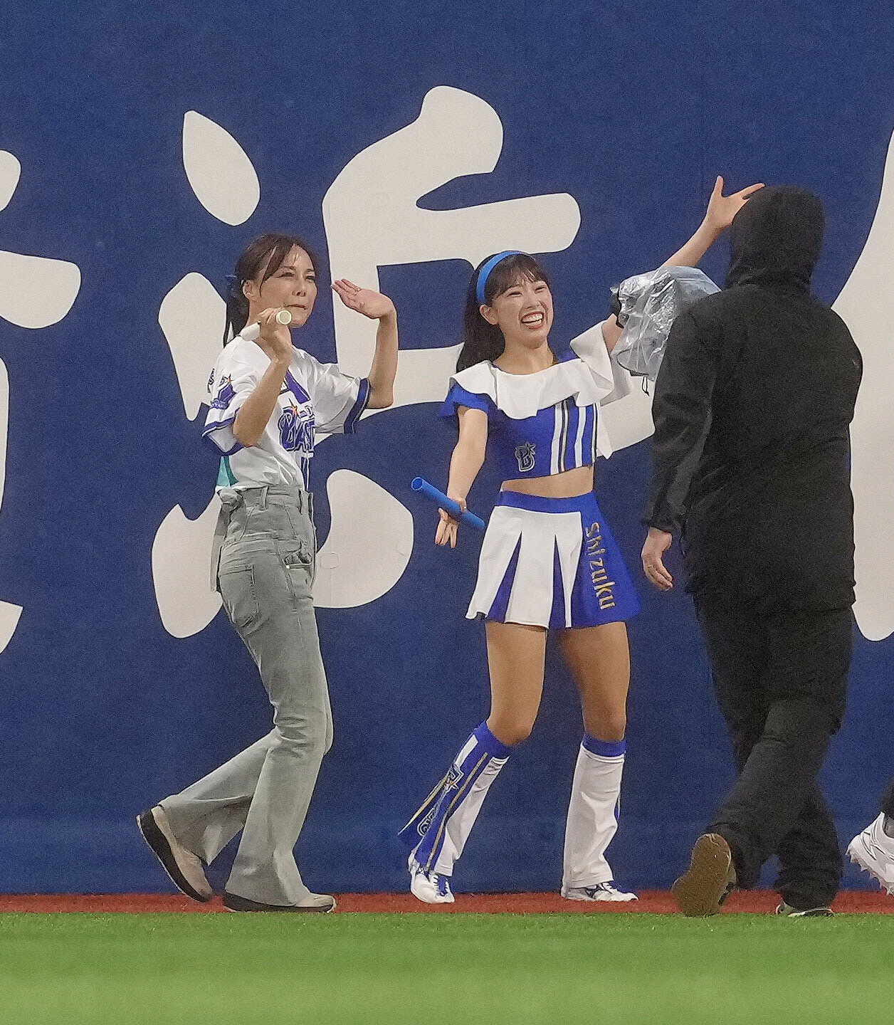 DeNA対中日　イニング間のリレー対決でゴールする相川七瀬（左）（撮影・足立雅史）