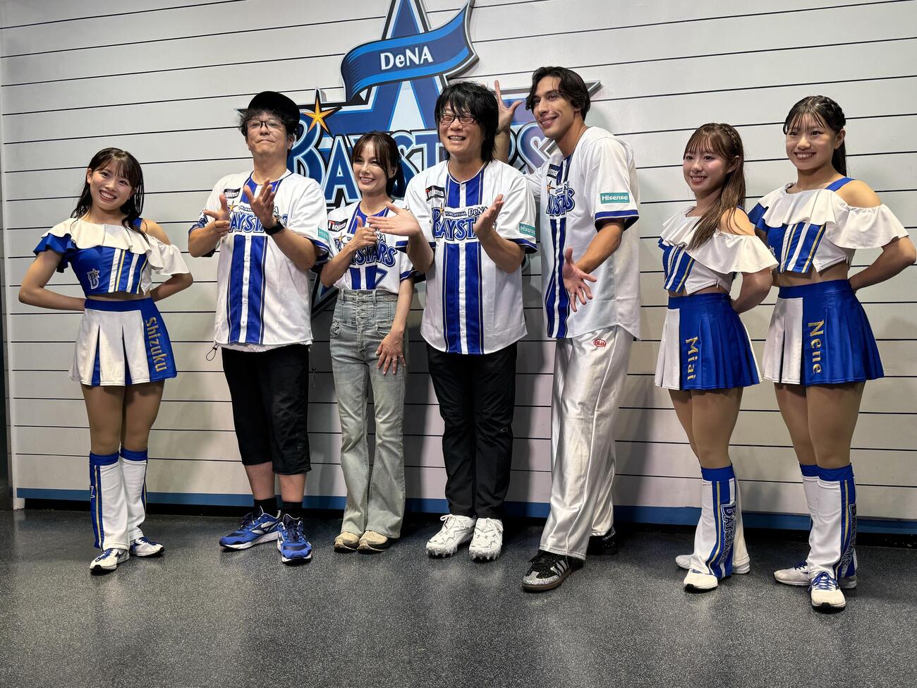 リレー対決後、dianaと記念撮影に収まる相川七瀬軍団。左からひとり飛んで浅岡雄也、相川七瀬、森川智之、當間ローズ（撮影・鎌田良美）