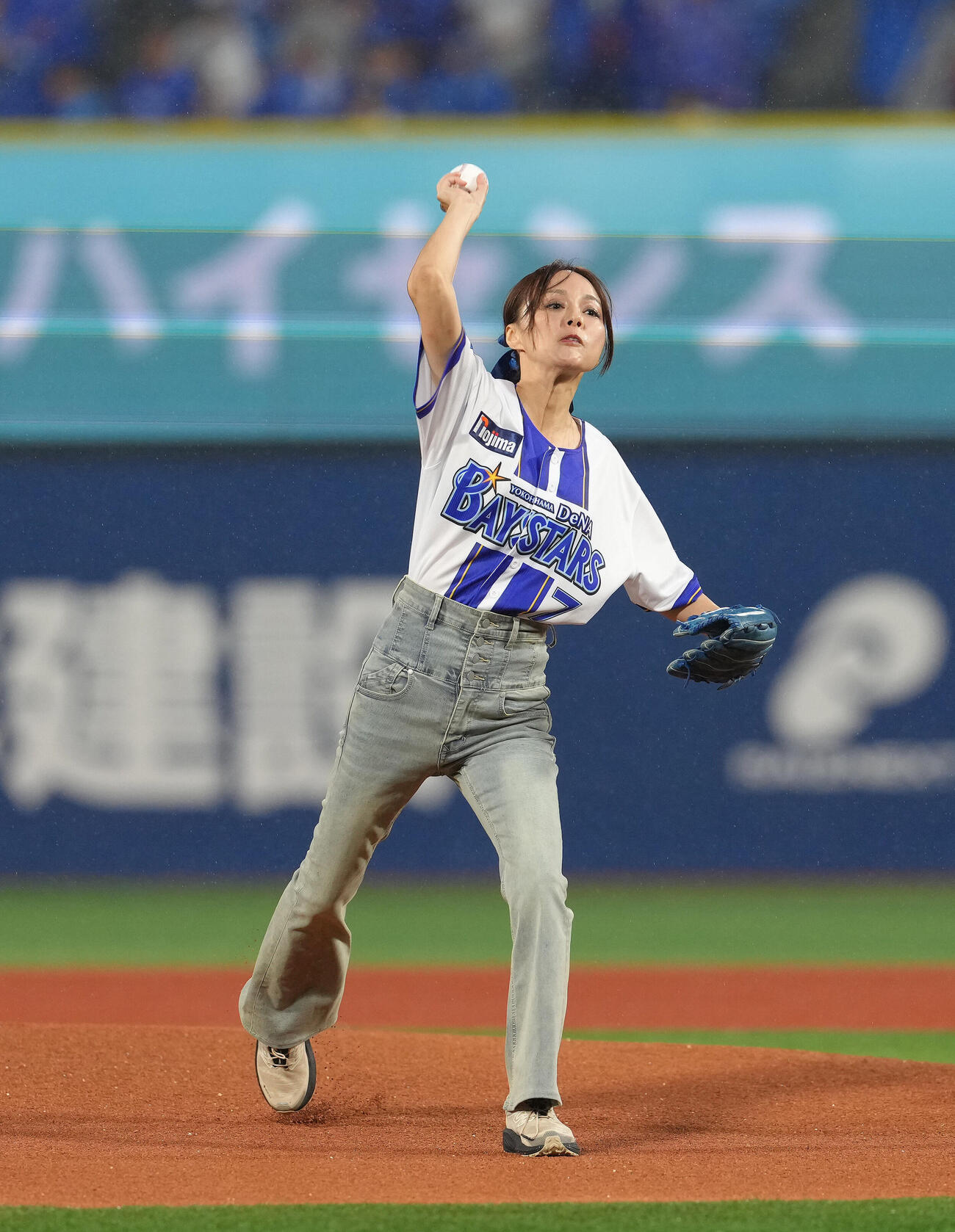 DeNA対中日　始球式を務めた相川七瀬（撮影・足立雅史）