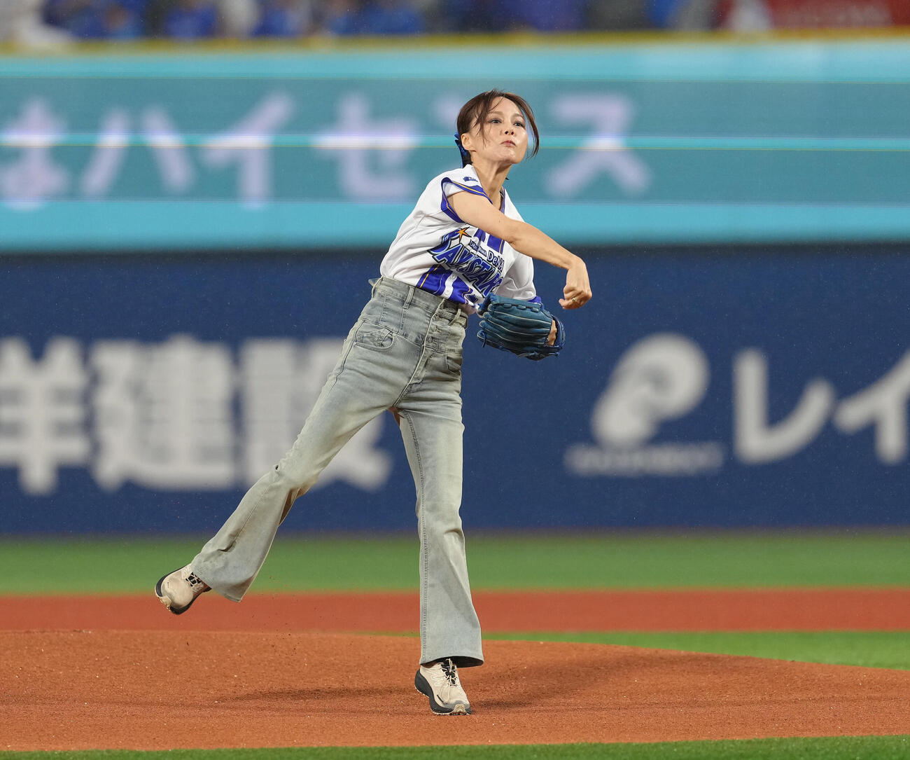 DeNA対中日　始球式を務めた相川七瀬（撮影・足立雅史）