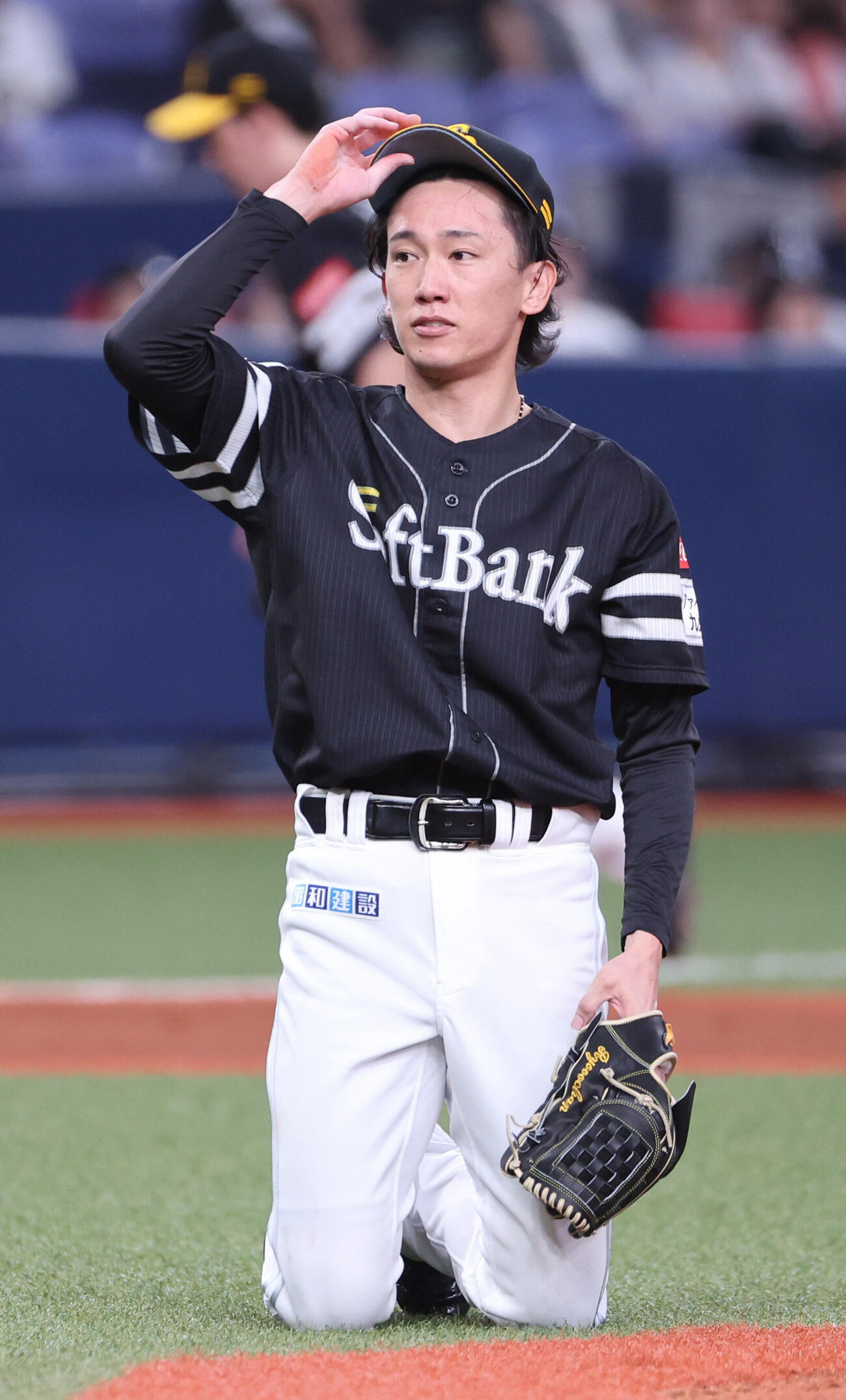 オリックス対ソフトバンク　4回裏オリックス2死一塁、大津亮介は来田涼斗の打球を捕れずマウンドでしゃがみ込む（撮影・西尾就之）