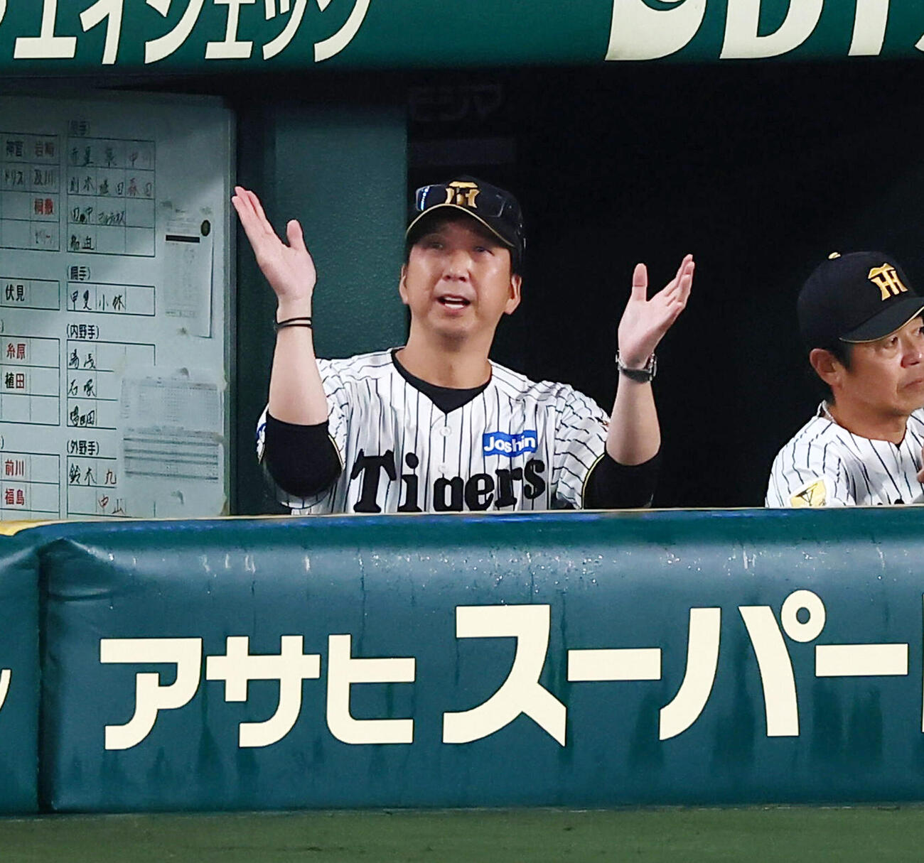 阪神対巨人　5回裏阪神2死一、三塁、大山悠輔の中前適時打にベンチで手を叩く藤川球児監督（撮影・加藤哉）