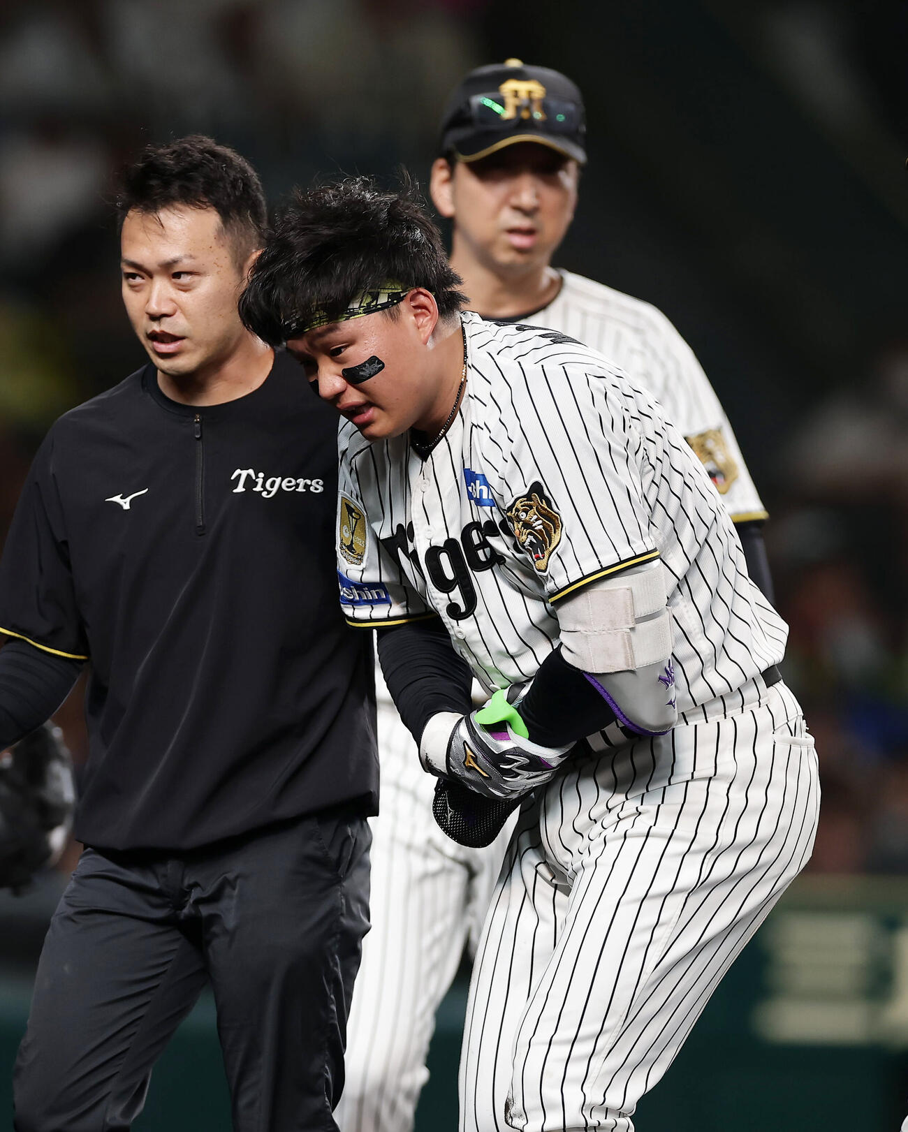 阪神対巨人　7回裏阪神1死、死球を受けベンチへ下がる森下翔太。後方は藤川球児監督（撮影・前田充）