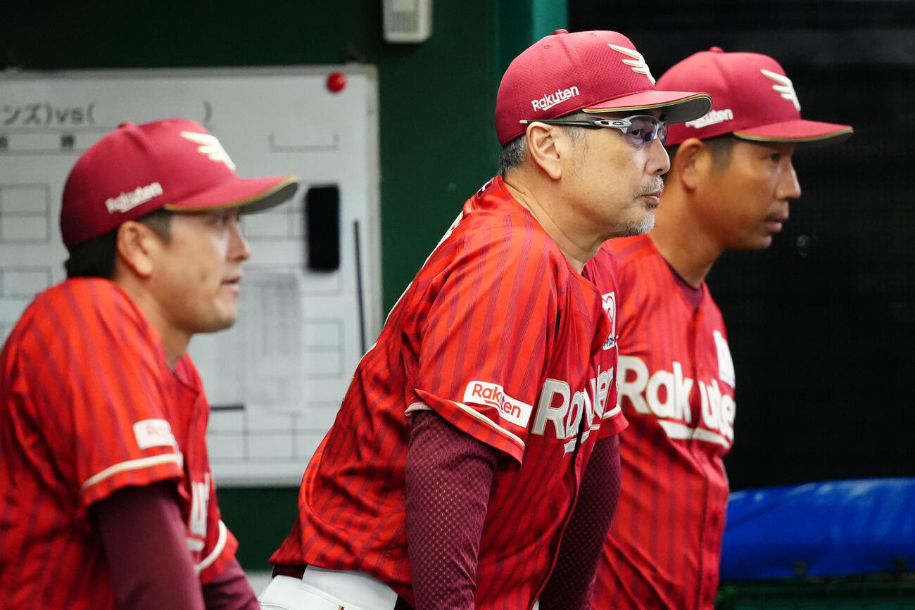 西武対楽天　7回表、ベンチから戦況を見つめる楽天吉井理人監督（中央）（撮影・江口和貴）