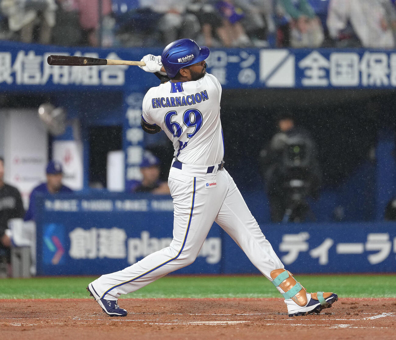 DeNA対中日　2回裏DeNA無死、ヘラル・エンカーナシオンは先制本塁打を放つ（撮影・足立雅史）