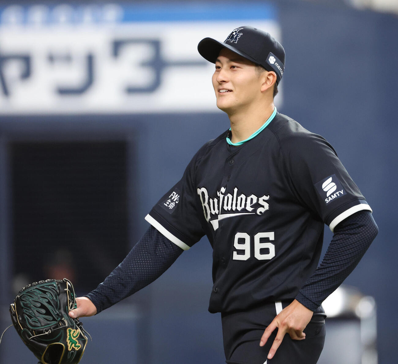 オリックス対ソフトバンク　オリックス先発の高島泰都は1回を無失点で終え笑顔でベンチに戻る（撮影・西尾就之）