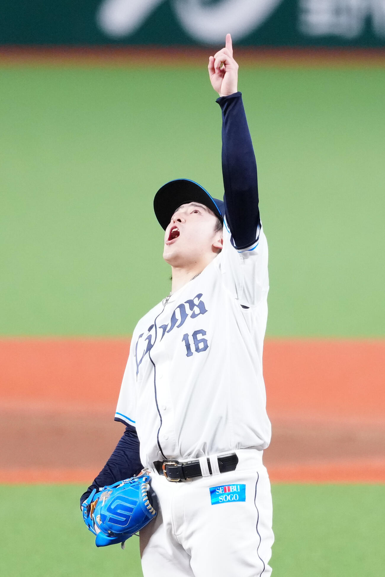 西武対楽天　4回表楽天1死、宗山塁の邪飛の行方を指さす隅田知一郎（撮影・江口和貴）