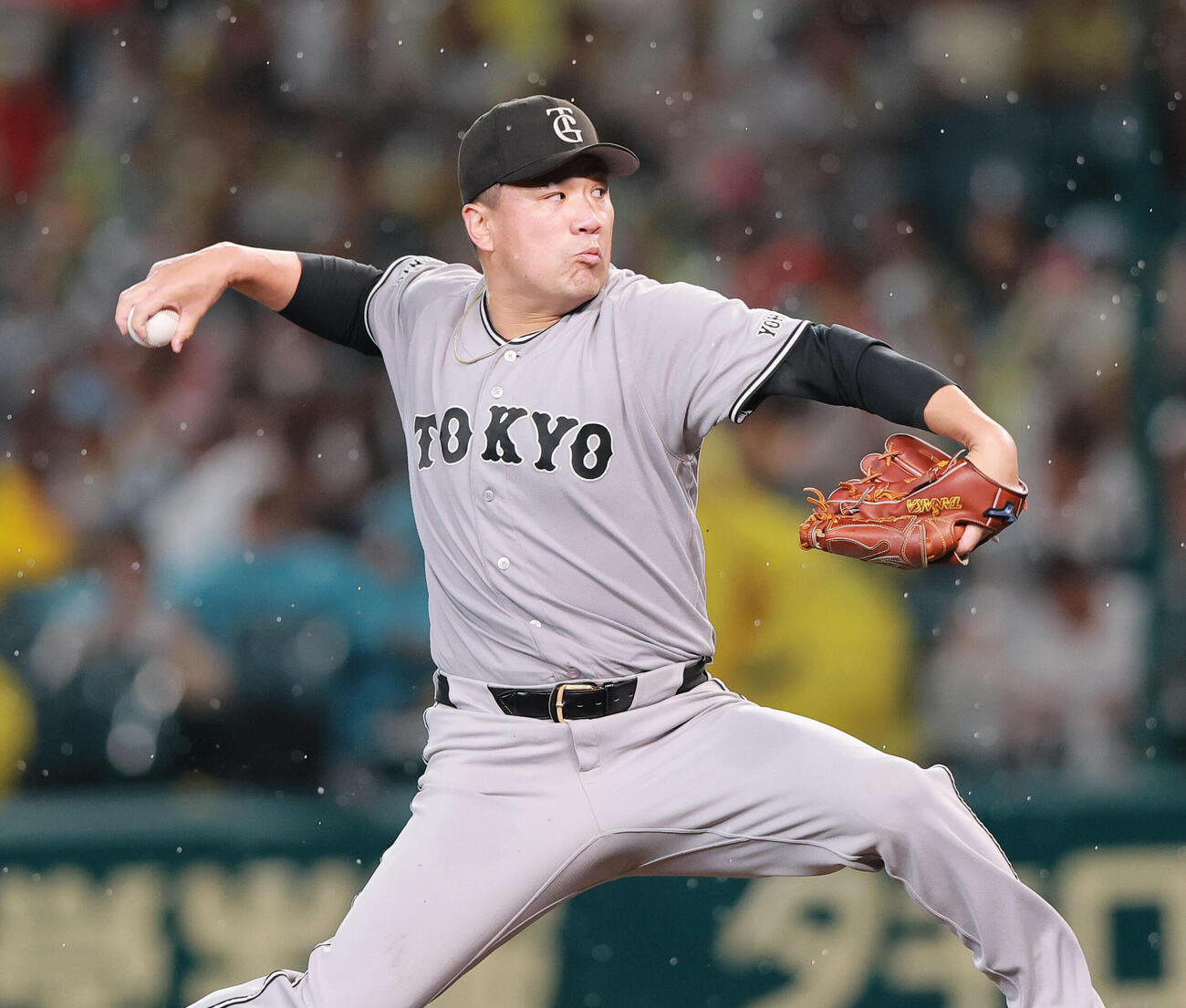 阪神対巨人　3回裏、雨の中で力投する田中将大（撮影・上山淳一）