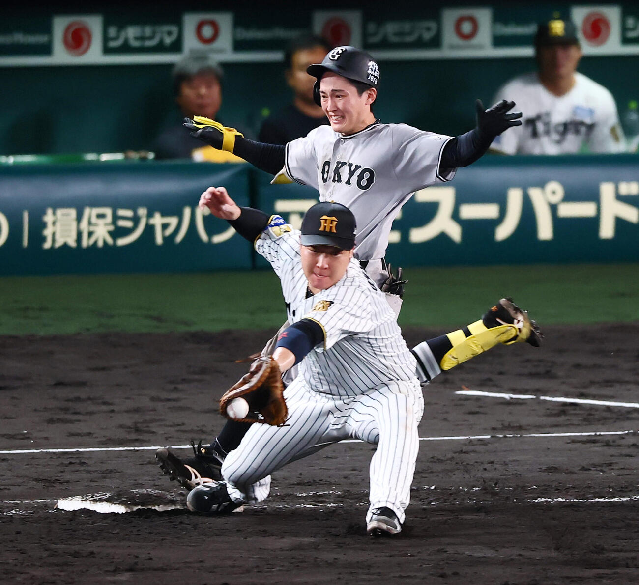 阪神対巨人　8回表巨人2死三塁、浦田俊輔は適時内野安打で1点を返す。一塁手大山悠輔（撮影・加藤哉）