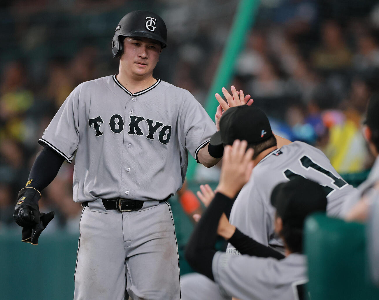 阪神対巨人　8回表巨人2死三塁、浦田俊輔の適時打で生還し出迎えを受ける泉口友汰（撮影・上山淳一）