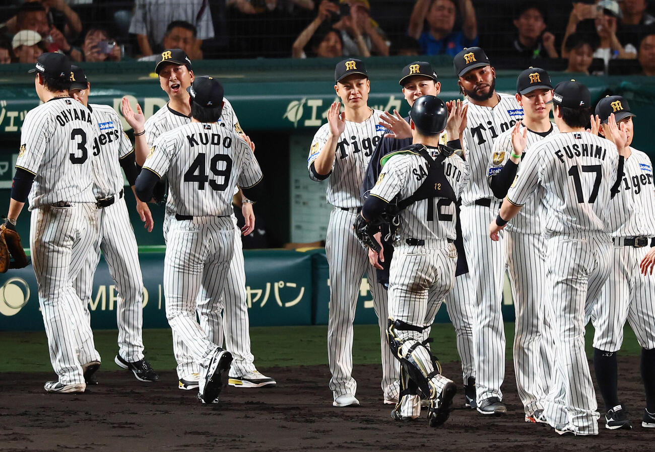 阪神対巨人　巨人に勝利しナインをタッチで迎える阪神藤川球児監督（撮影・加藤哉）