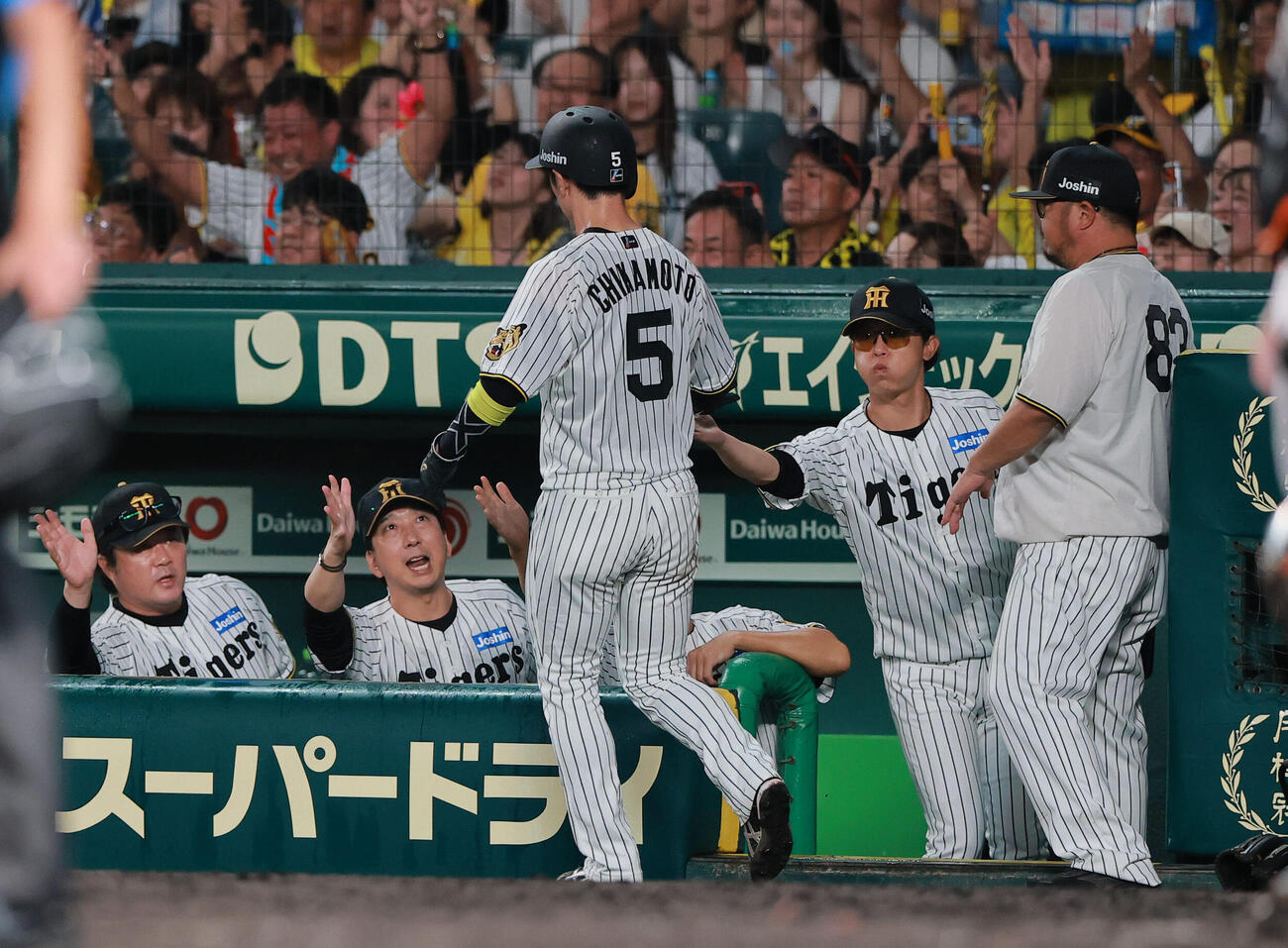 阪神対巨人　5回裏阪神2死一、三塁、藤川球児監督（左から2人目）は大山悠輔の適時打で生還した三走近本光司（手前）を出迎える（撮影・上山淳一）