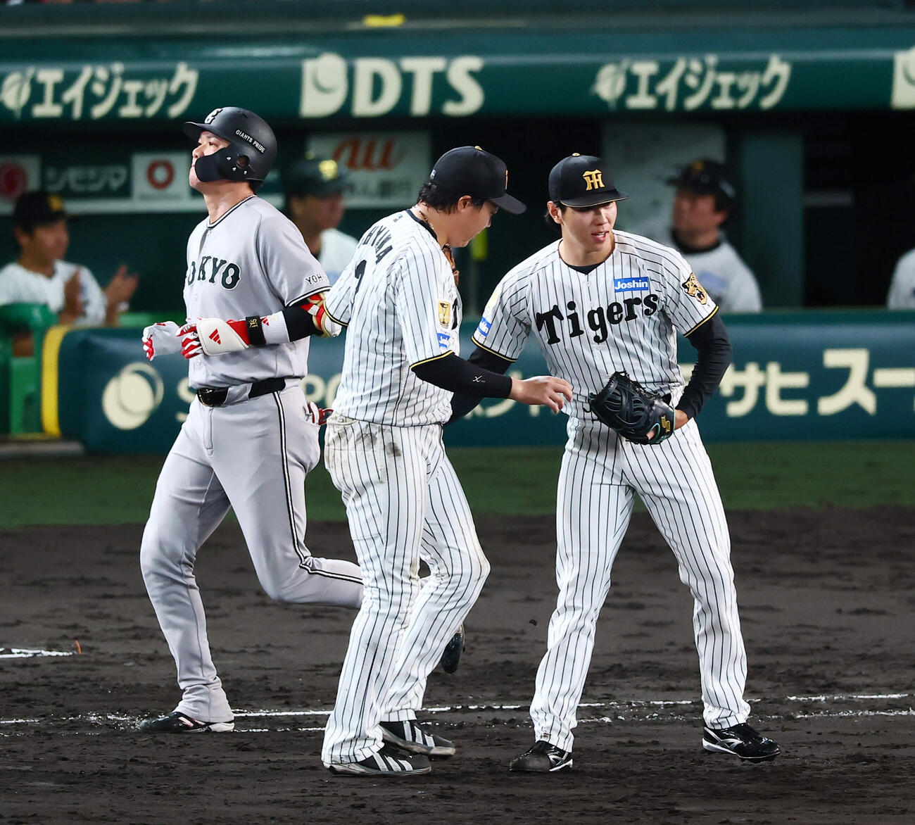 阪神対巨人　9回表巨人2死、工藤泰成は坂本勇人（左）を一ゴロに仕留め試合終了。中央は大山悠輔（撮影・加藤哉）