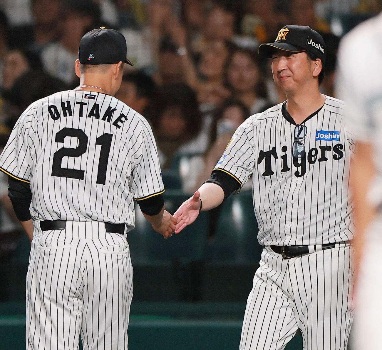 阪神対巨人　勝利投手の阪神大竹耕太郎（左）と握手をかわす藤川球児監督（撮影・上山淳一）