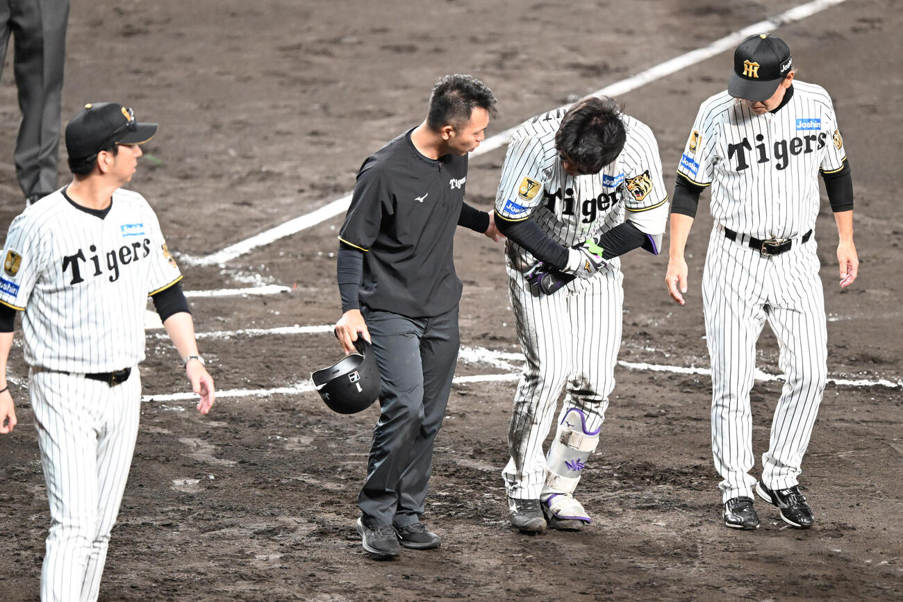 阪神対巨人　7回裏阪神1死、死球を受けた箇所を抑えながらベンチに戻る森下翔太（撮影・和賀正仁）
