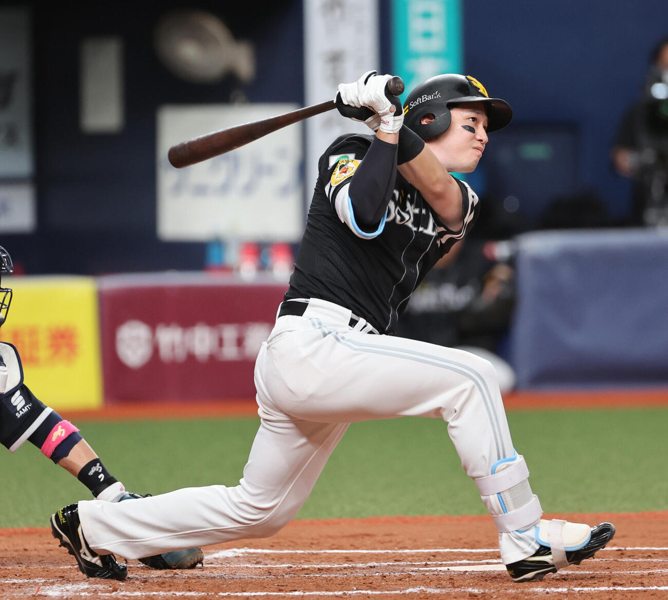 オリックス対ソフトバンク　7回表ソフトバンク2死一、三塁、栗原陵矢は適時二塁打を放つ（撮影・西尾就之）