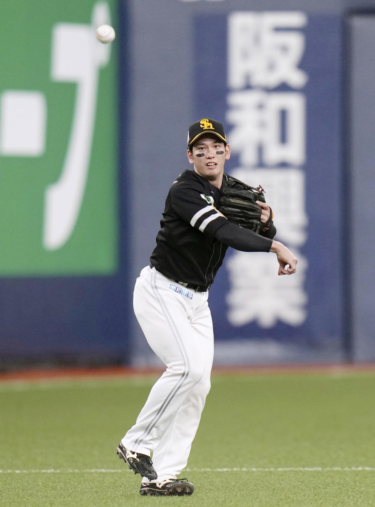 3回オリックス2死二、三塁、太田のゴロを一塁へ悪送球するソフトバンクの三塁手栗原。2者の生還を許す（共同）