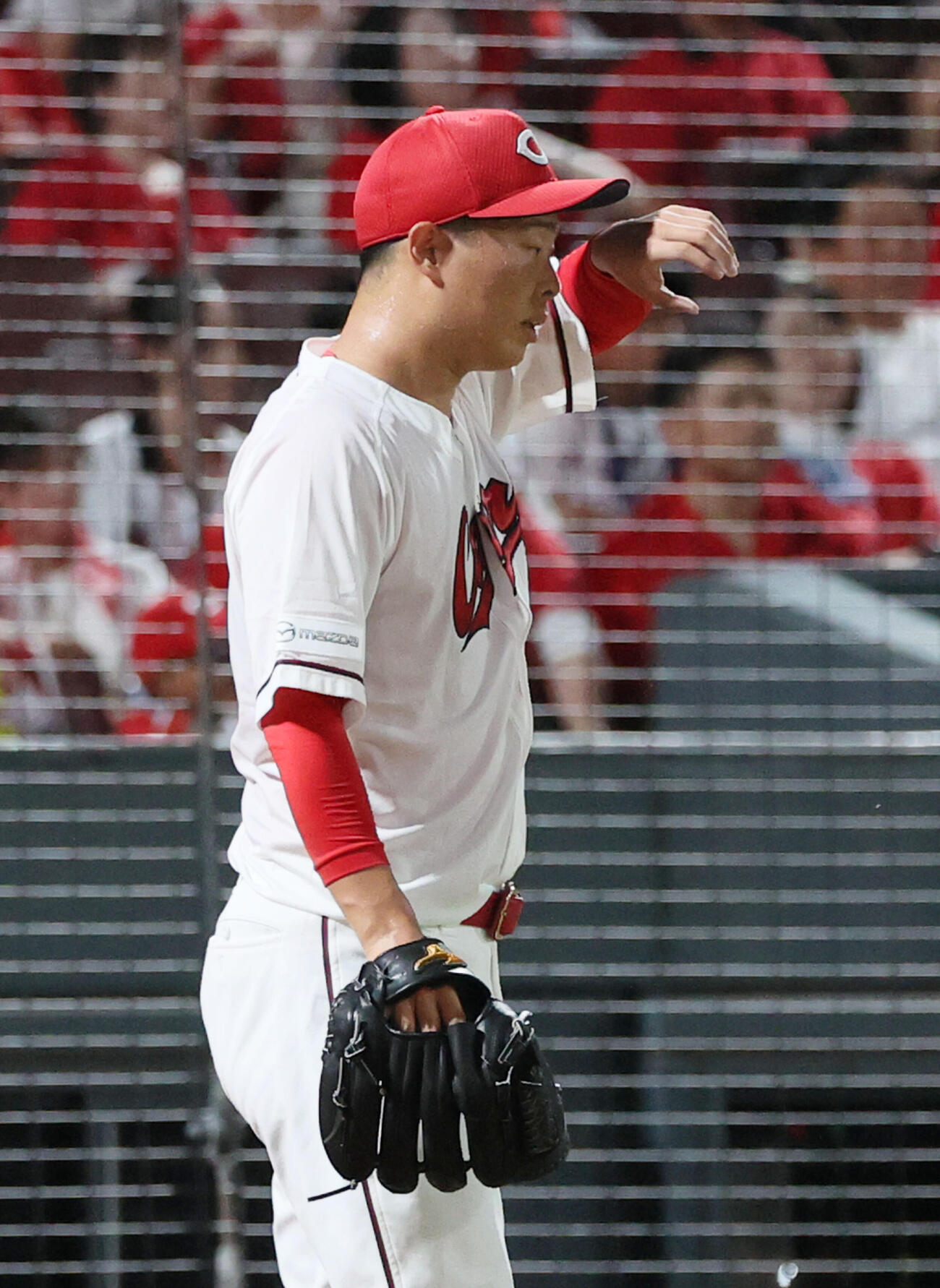 広島対ヤクルト　4回表ヤクルト1死満塁、松本直樹に左2点適時打を浴びた玉村昇悟（撮影・加藤孝規）