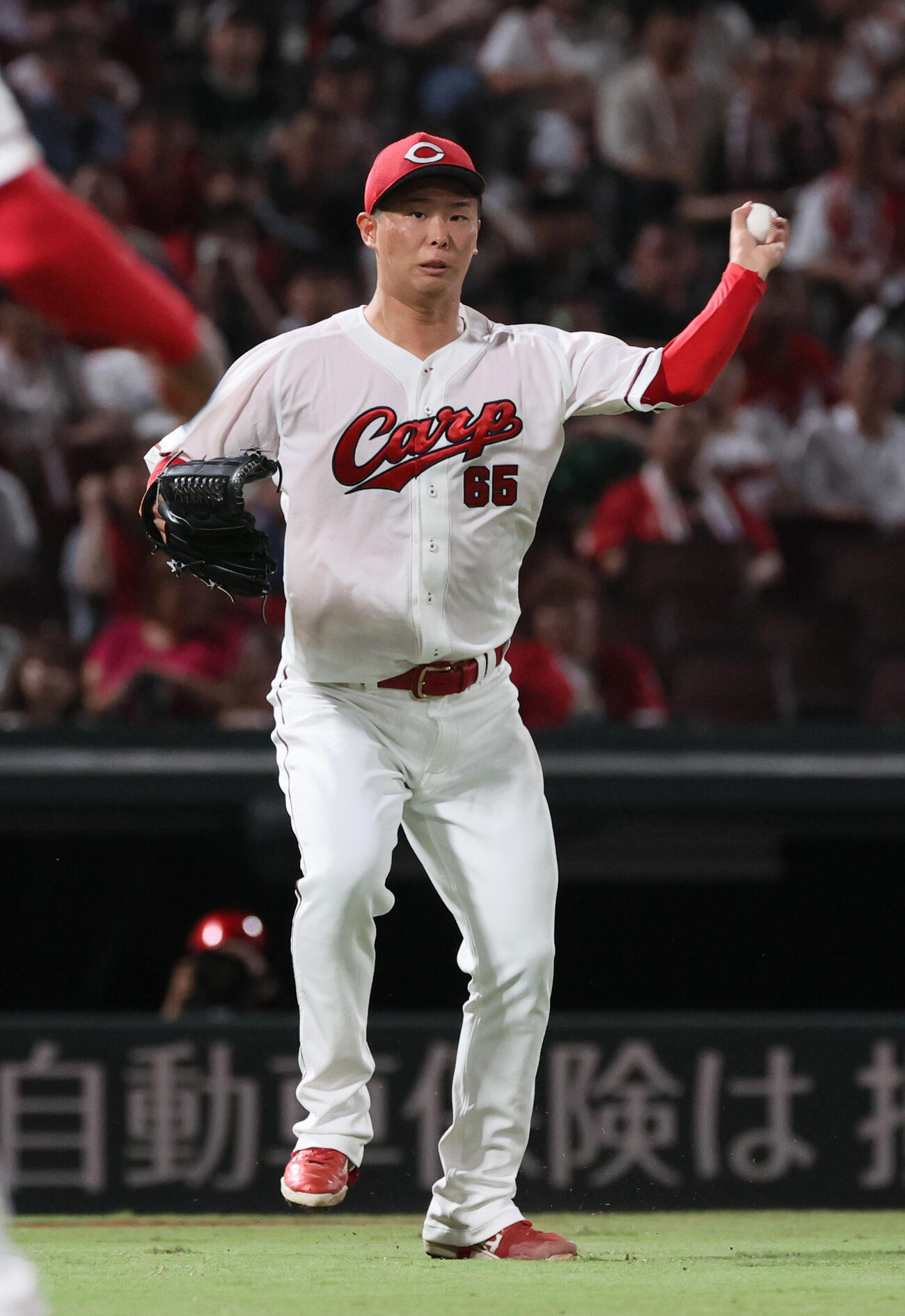 広島対ヤクルト　4回表ヤクルト1死一、二塁、高橋奎二の投前ゴロ内野安打で、どこにも送球できない玉村昇悟（撮影・加藤孝規）