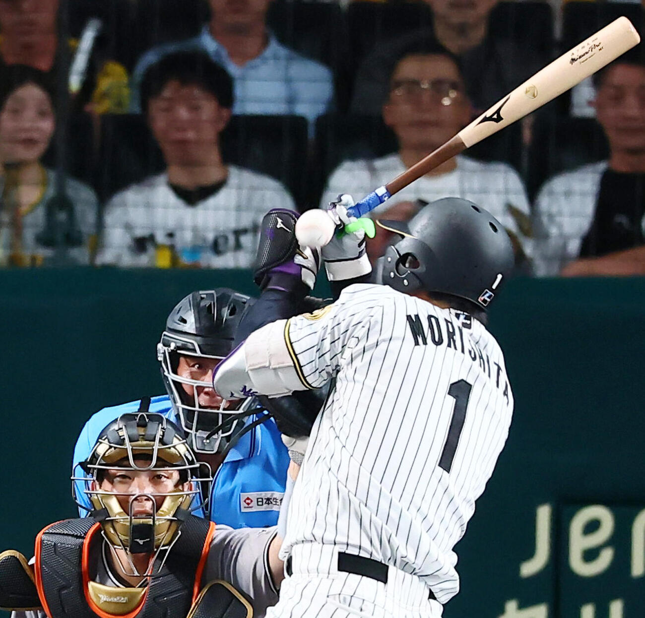 阪神対巨人　7回裏阪神1死、死球を受ける森下翔太（撮影・加藤哉）
