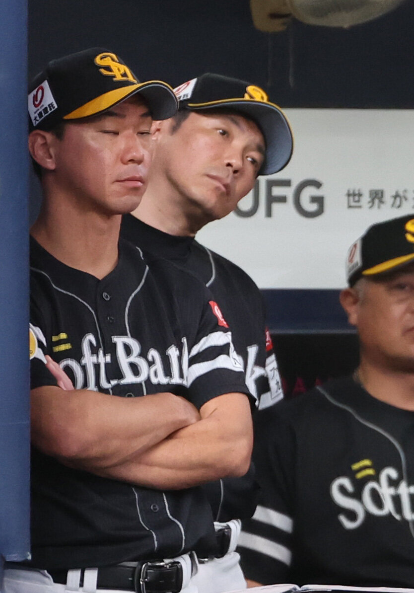 オリックス対ソフトバンク　ベンチで首をひねるソフトバンク小久保裕紀監督（撮影・西尾就之）