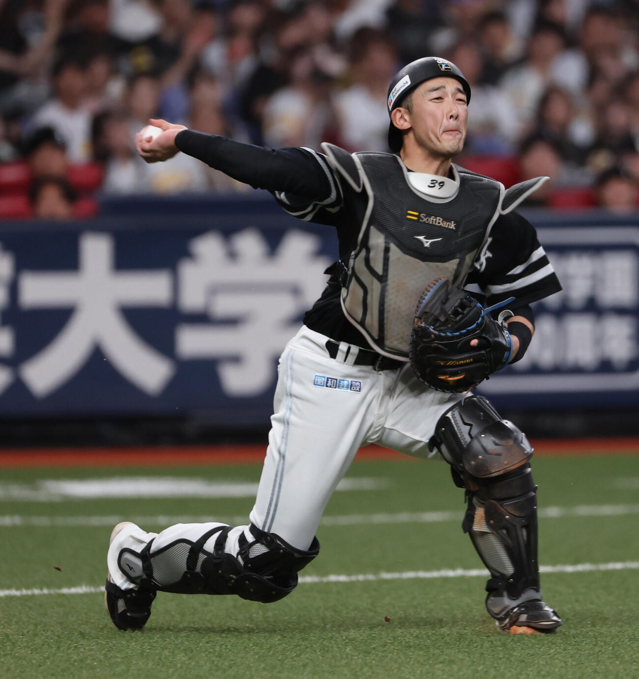 オリックス対ソフトバンク　3回裏オリックス無死一塁、山本祐大捕手は西川龍馬の打球を処理したが一塁へ悪送球（撮影・西尾就之）