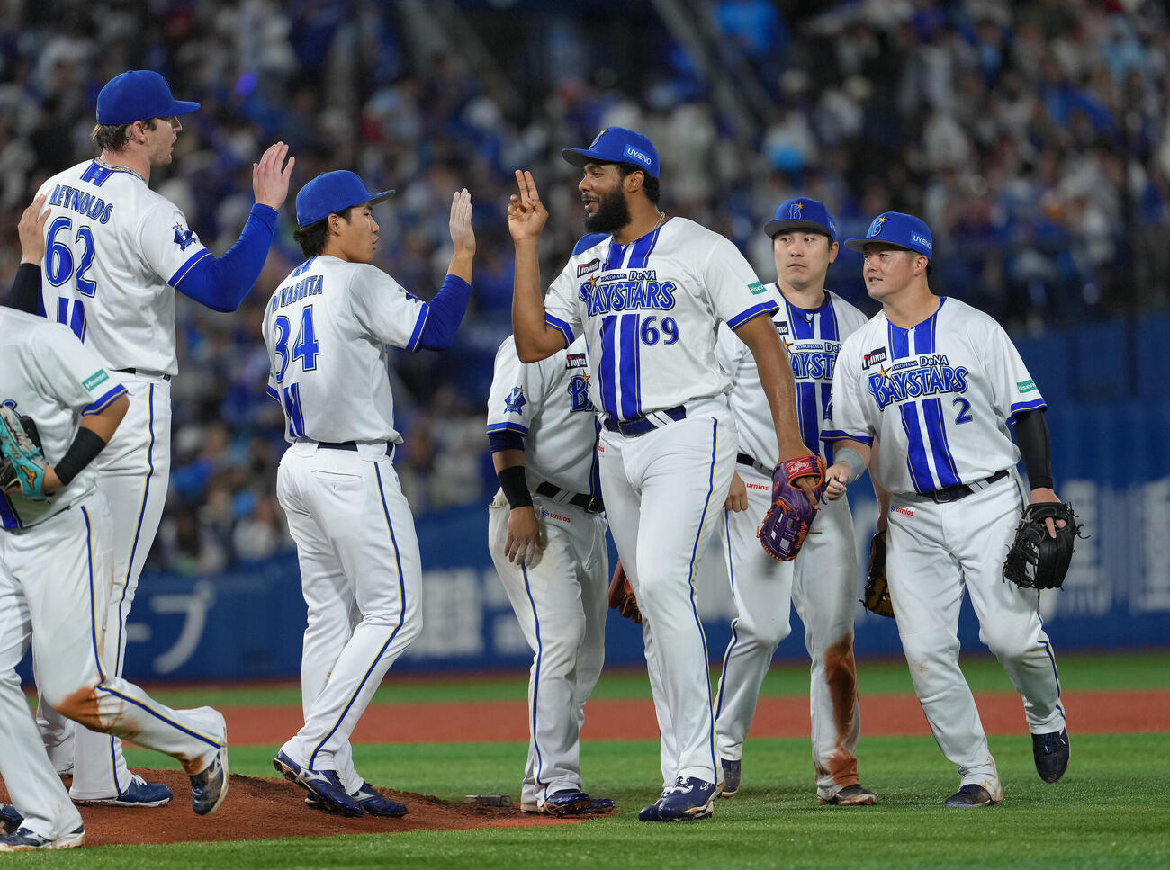 DeNA対中日　勝利し、笑顔でタッチを交わすDeNAヘラル・エンカーナシオン（中央）ら（撮影・足立雅史）