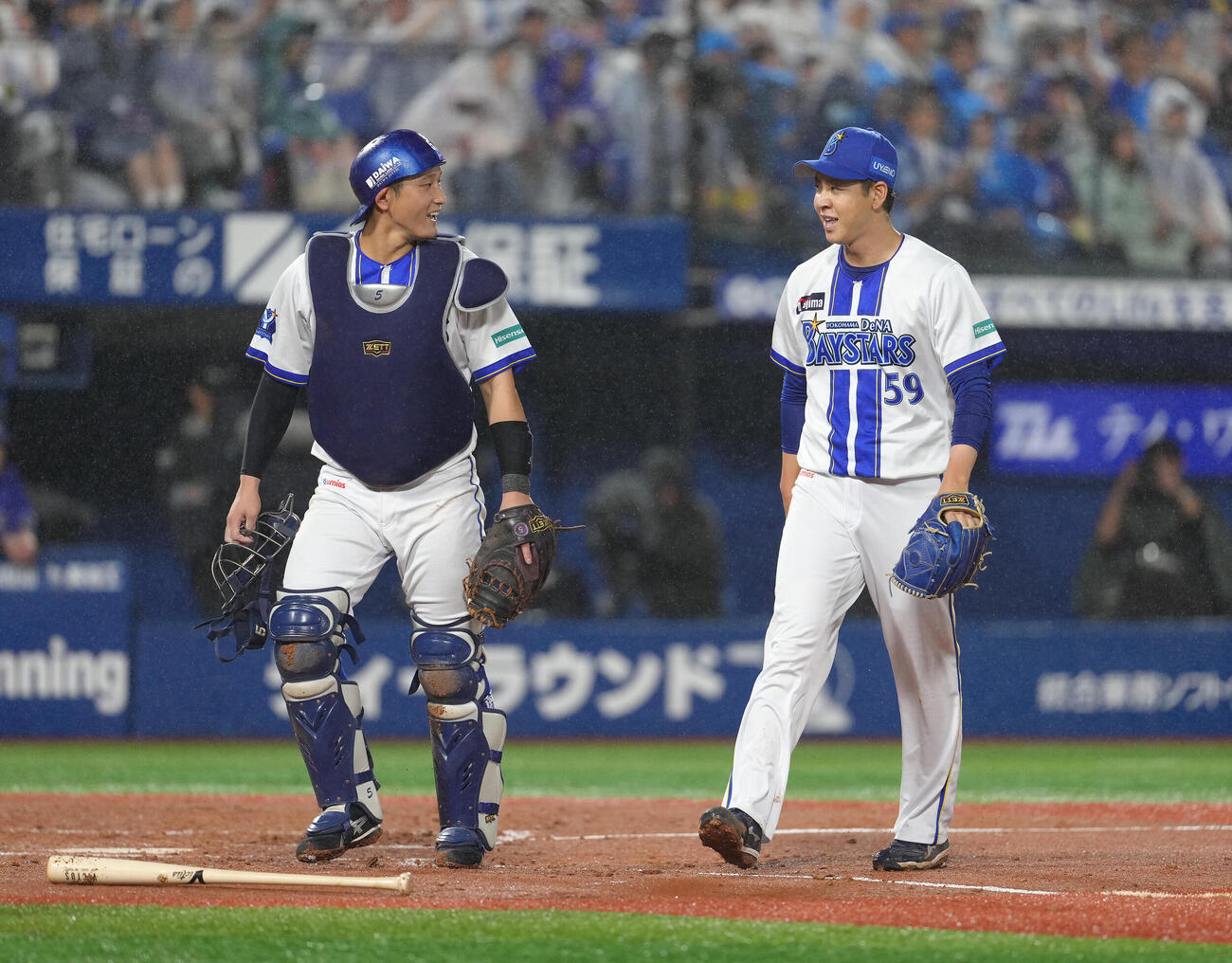 DeNA対中日　3回を無失点で終え笑顔でベンチに戻るDeNA平良拳太郎（右）と松尾汐恩（撮影・足立雅史）