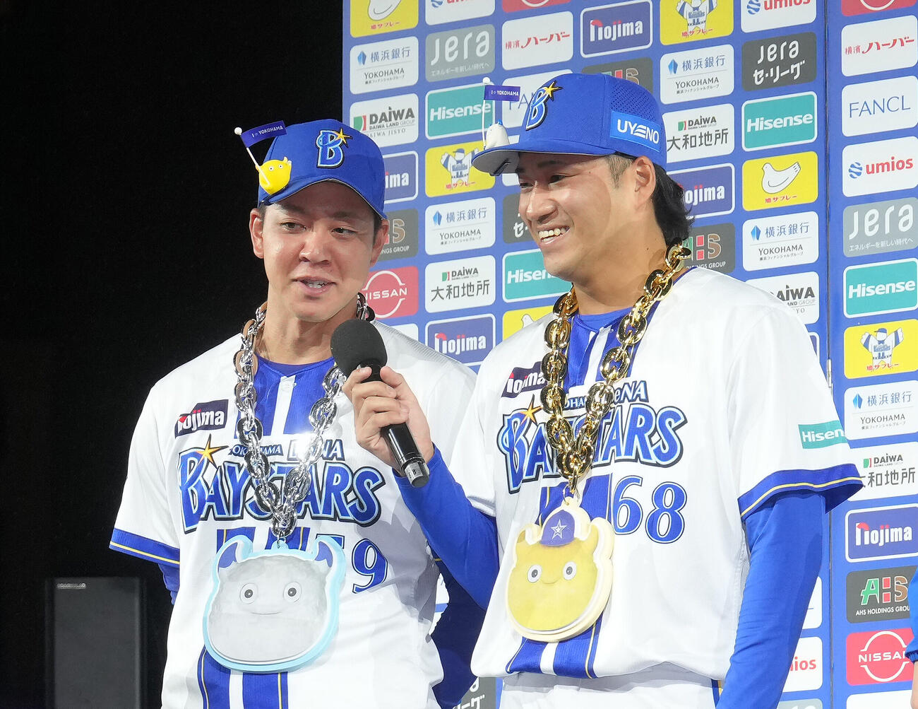 DeNA対中日　仲良くお立ち台に臨む平良拳太郎（左）と岩田将貴（撮影・足立雅史）