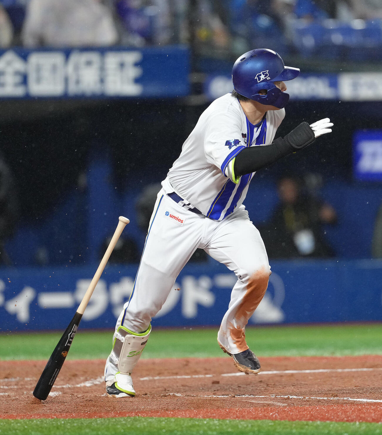 DeNA対中日　6回裏DeNA1死、佐野恵太は二塁打を放つ（撮影・足立雅史）