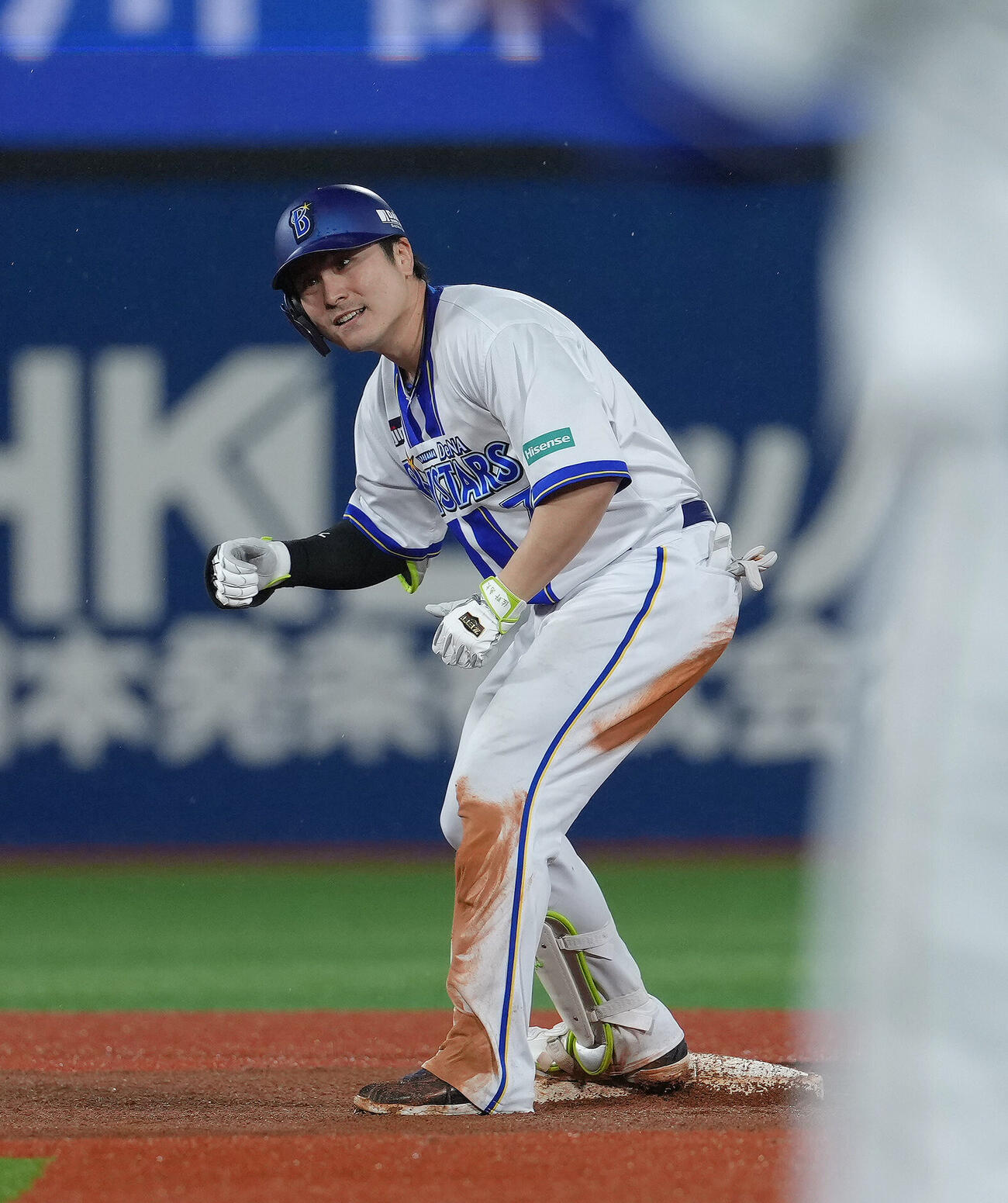 DeNA対中日　6回裏DeNA1死、佐野恵太は二塁打を放ち笑顔を見せる（撮影・足立雅史）