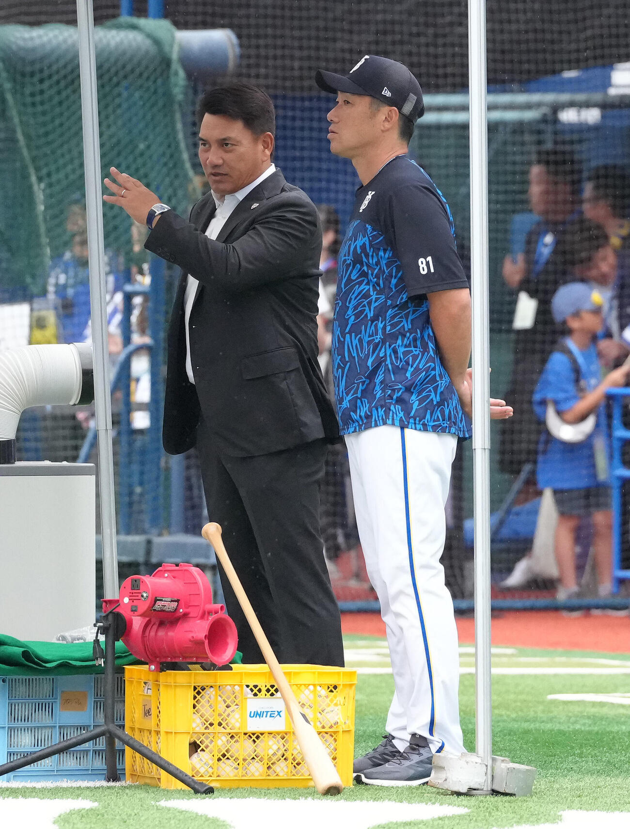 DeNA対中日　視察に訪れた侍ジャパン井口資仁監督（左）はDeNA相川亮二監督と会話を交わす（撮影・足立雅史）
