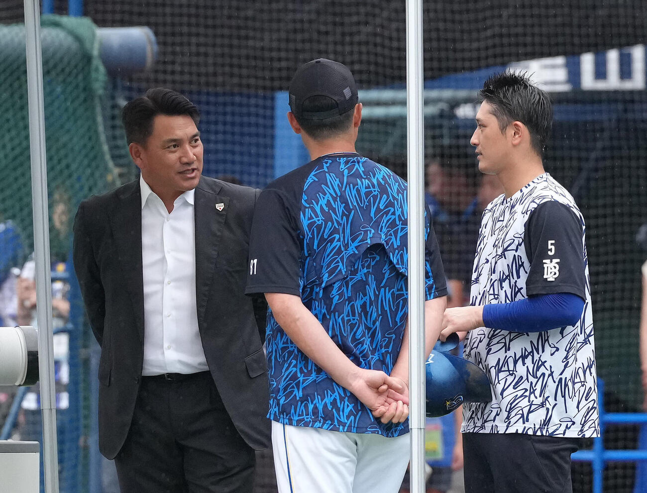 DeNA対中日　視察に訪れた侍ジャパン井口資仁監督（左）はDeNAの相川亮二監督（中央）、松尾汐恩と会話を交わす（撮影・足立雅史）