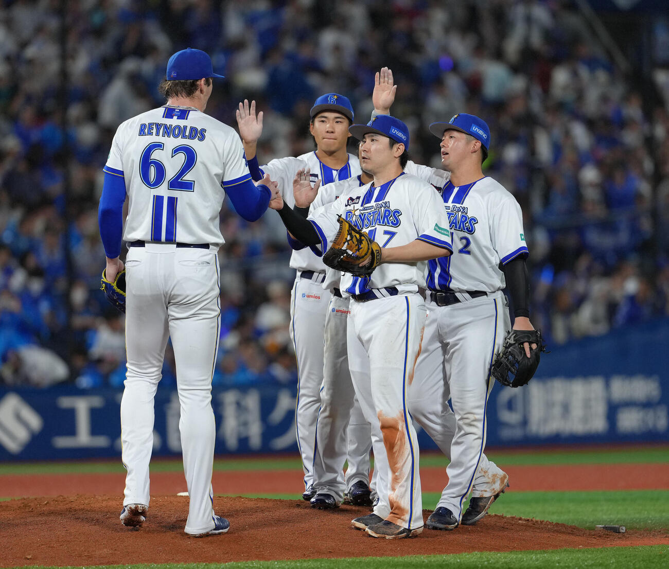 DeNA対中日　勝利し、タッチを交わすDeNAの牧秀悟（右端）、佐野恵太（右から2人目）ら（撮影・足立雅史）