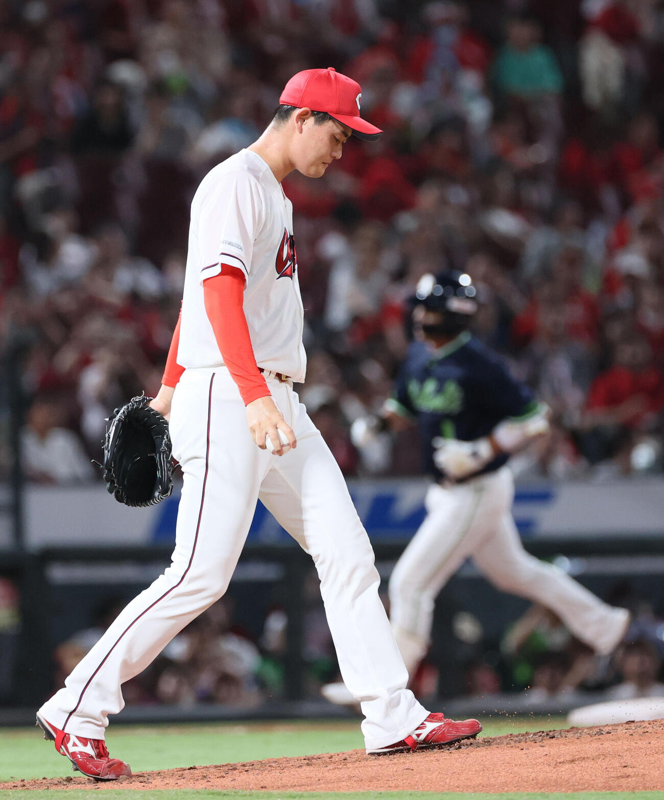 広島対ヤクルト　5回表ヤクルト1死、山田哲人に中越え本塁打を浴びた岡本駿（撮影・加藤孝規）