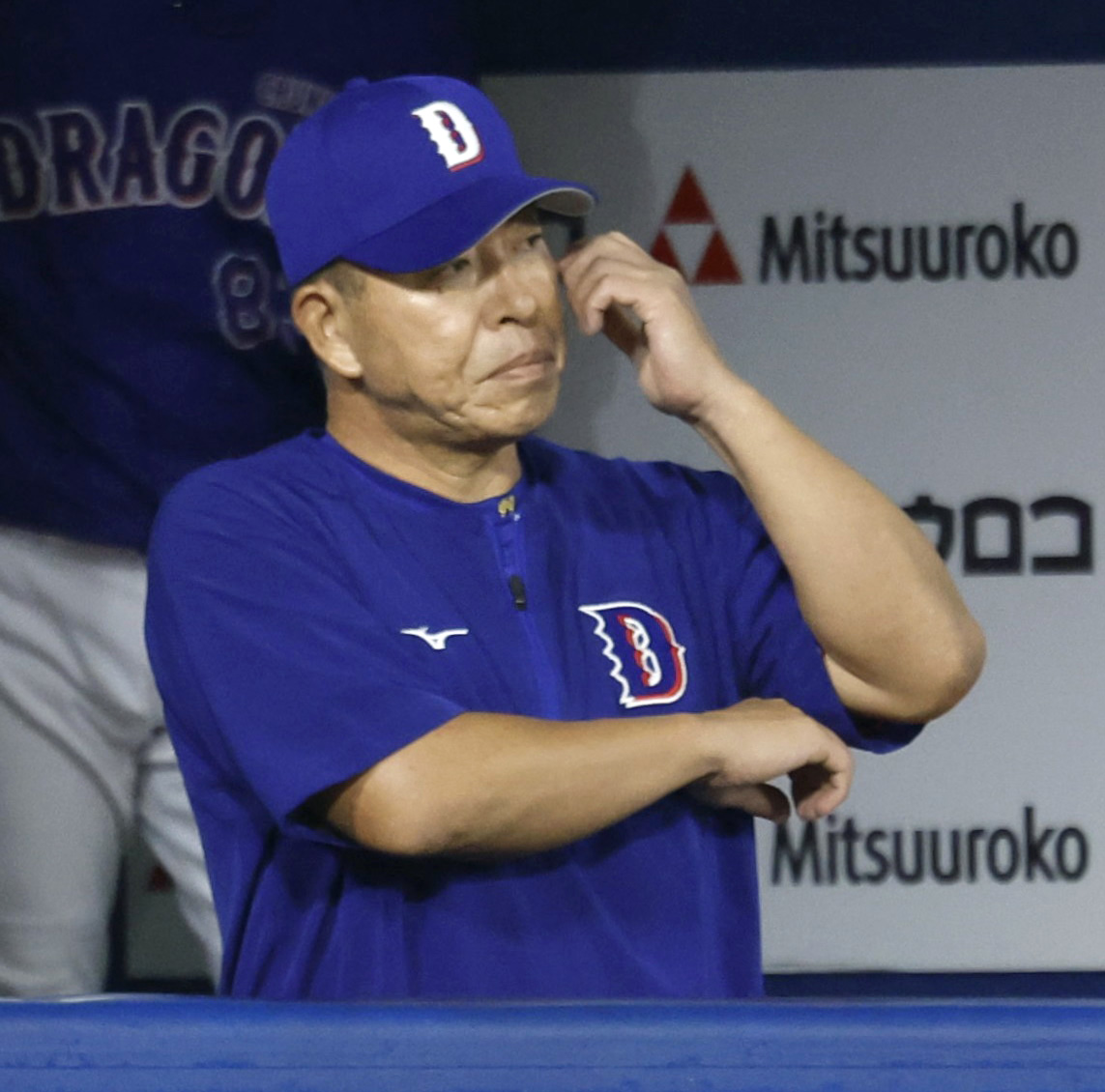 9回、DeNAにリードを許す展開に厳しい表情を見せる中日・井上監督＝横浜