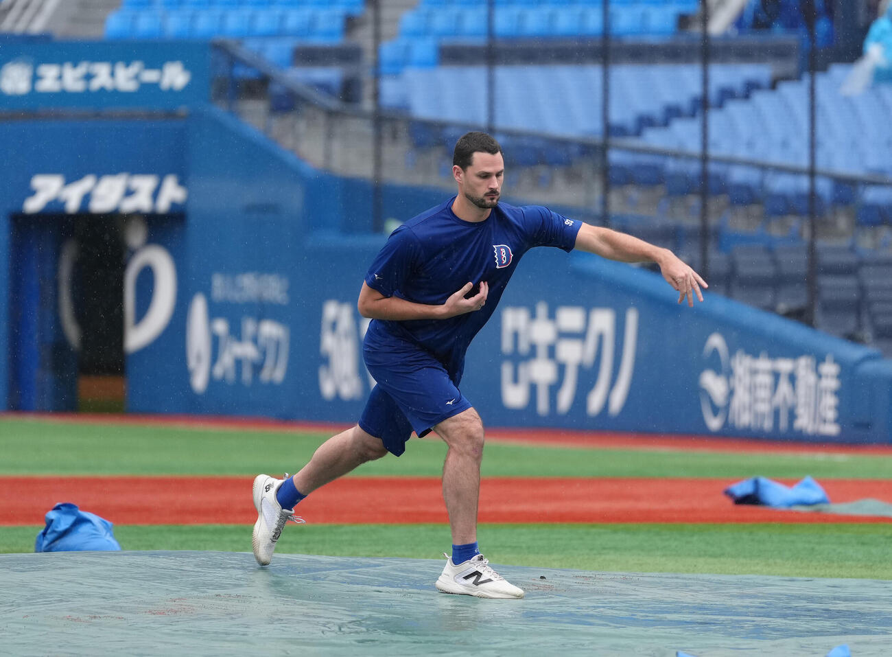 DeNA対中日　試合前、マウンドを確認する中日カイル・マラー（撮影・足立雅史）