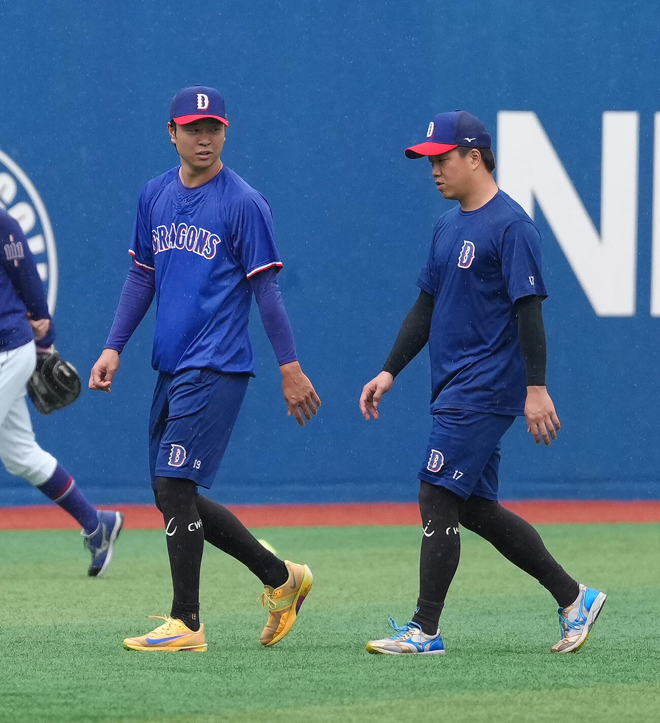 DeNA対中日　練習中、会話を交わす中日の高橋宏斗（左）と柳裕也（撮影・足立雅史）
