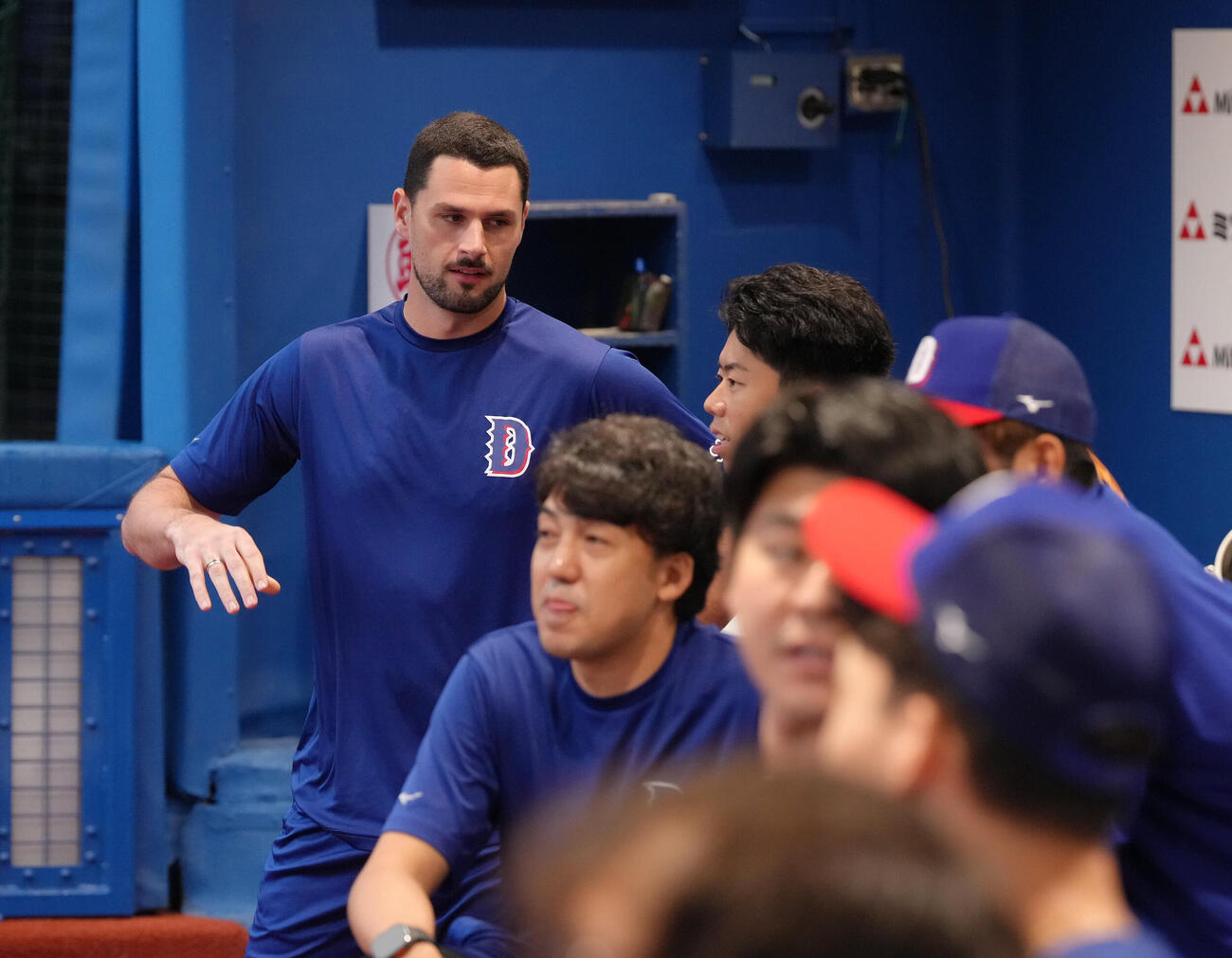 DeNA対中日　試合前、ベンチで話す中日カイル・マラー（撮影・足立雅史）