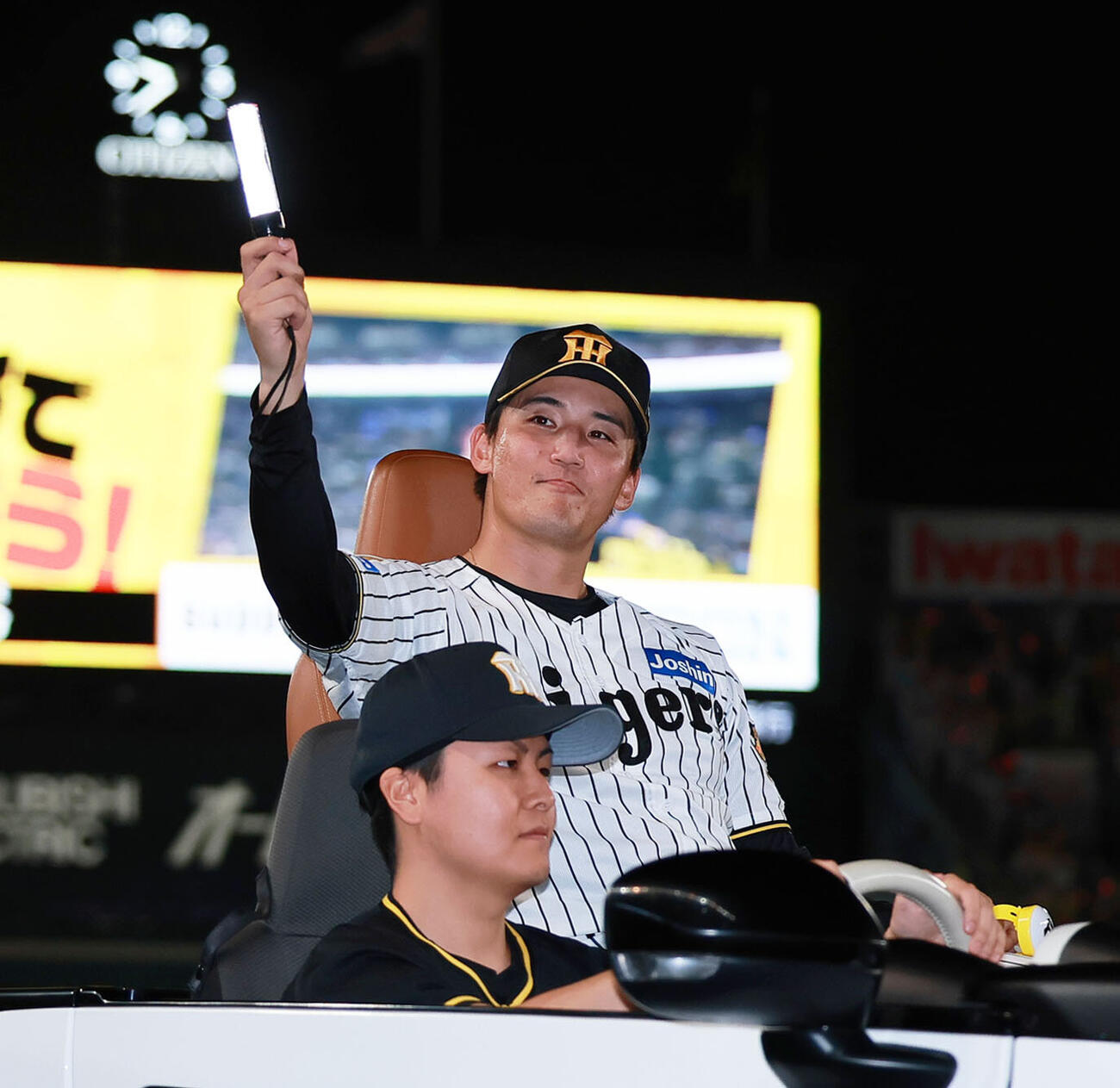 阪神対巨人　ファンの声援に応えるヒーローの阪神元山飛優（撮影・上山淳一）
