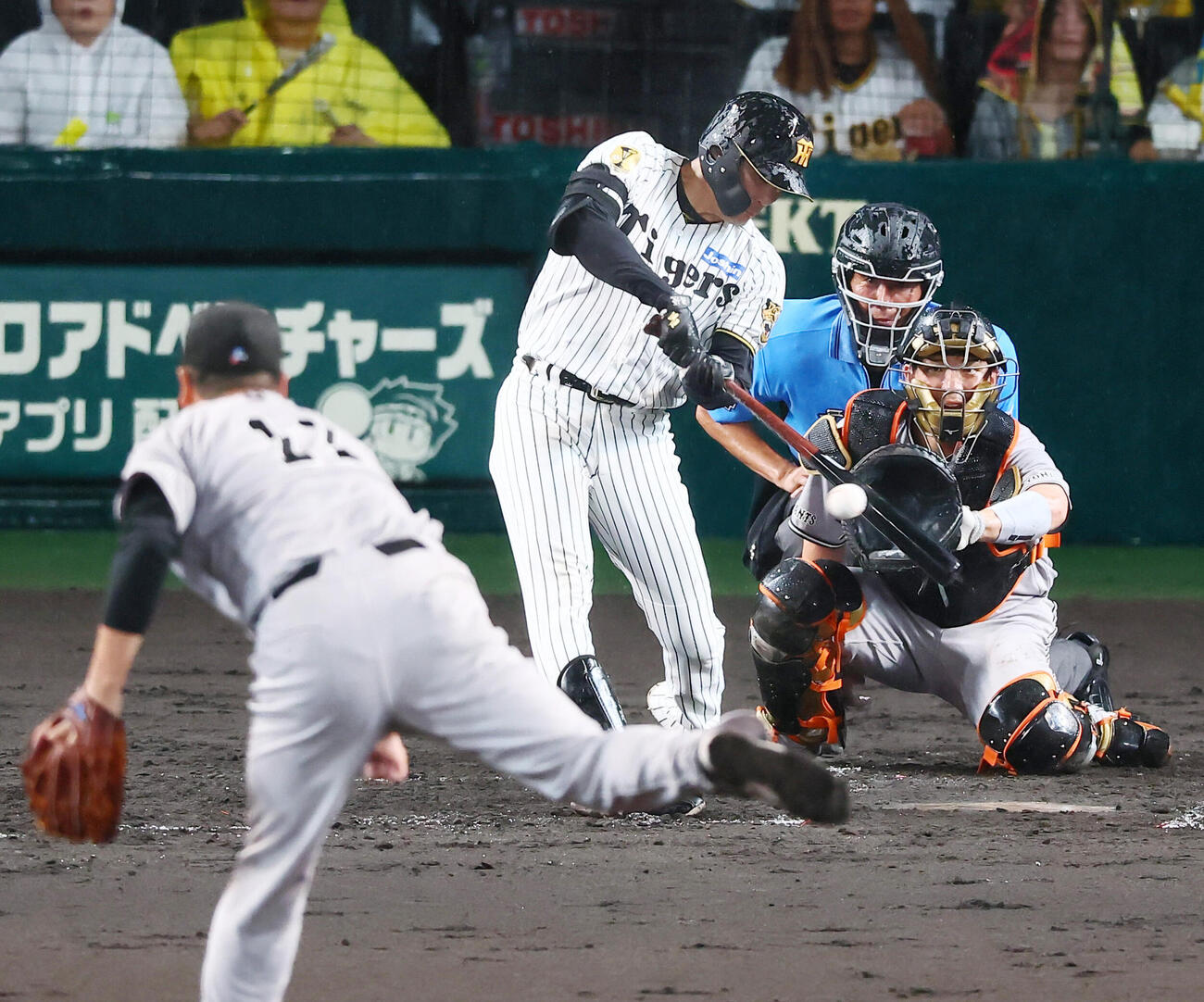 阪神対巨人　4回裏阪神2死一、三塁、元山飛優は適時内野安打を放つ。投手田中将大（撮影・加藤哉）