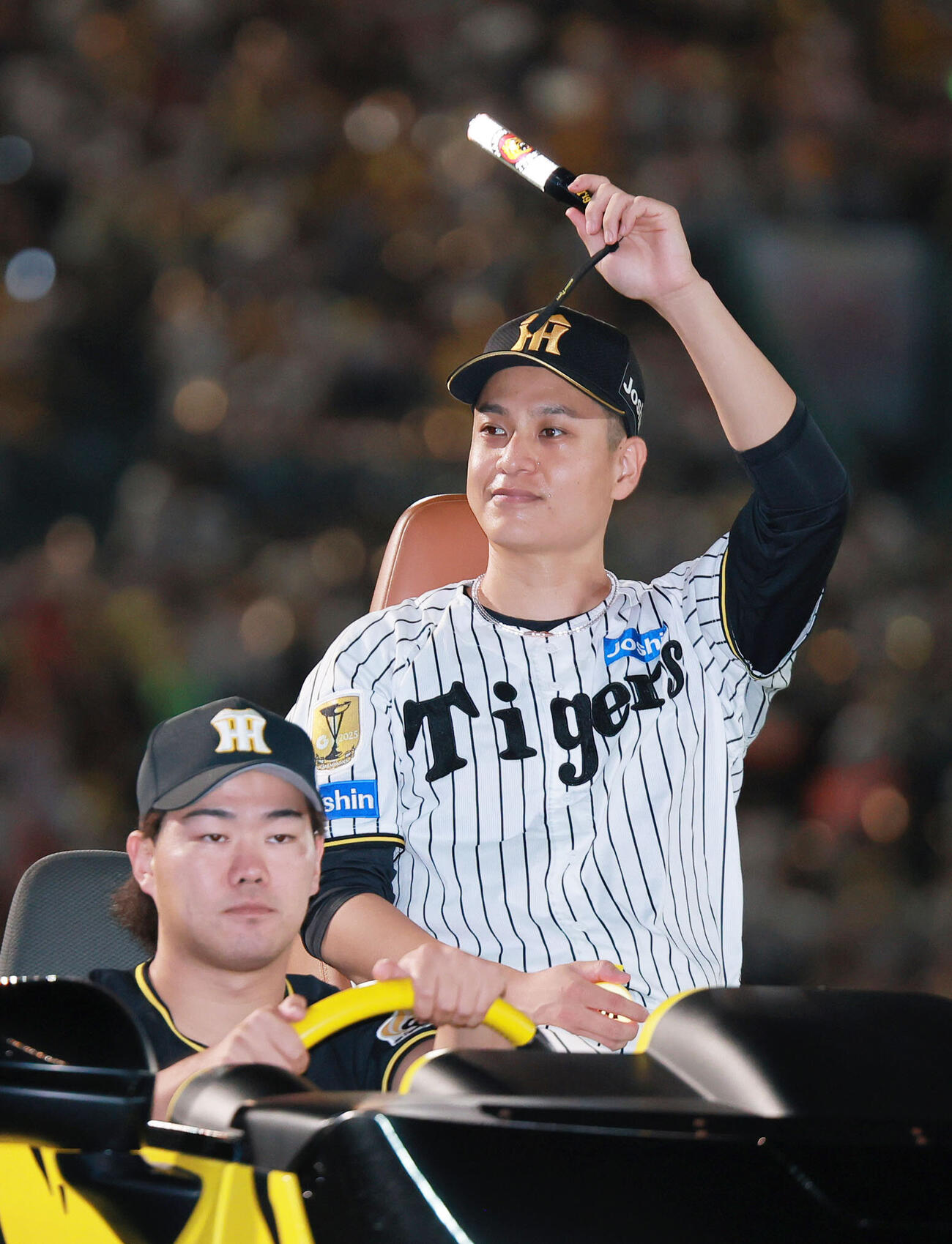 阪神対巨人　ファンの声援に応えるヒーローの阪神大竹耕太郎（撮影・上山淳一）