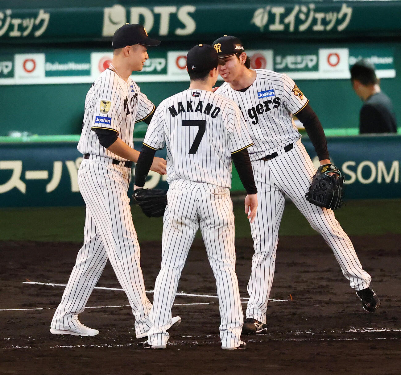 阪神対巨人　巨人に勝利し工藤泰成（右）からウイニングボールを手渡される大竹耕太郎（撮影・加藤哉）