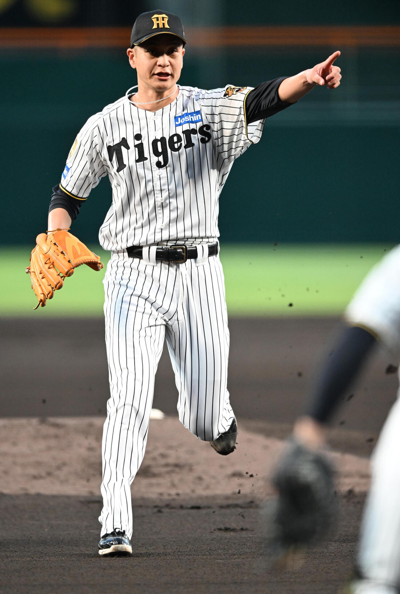阪神対巨人　1回表巨人1死一塁、松本剛のバントでアピールする大竹耕太郎（撮影・和賀正仁）