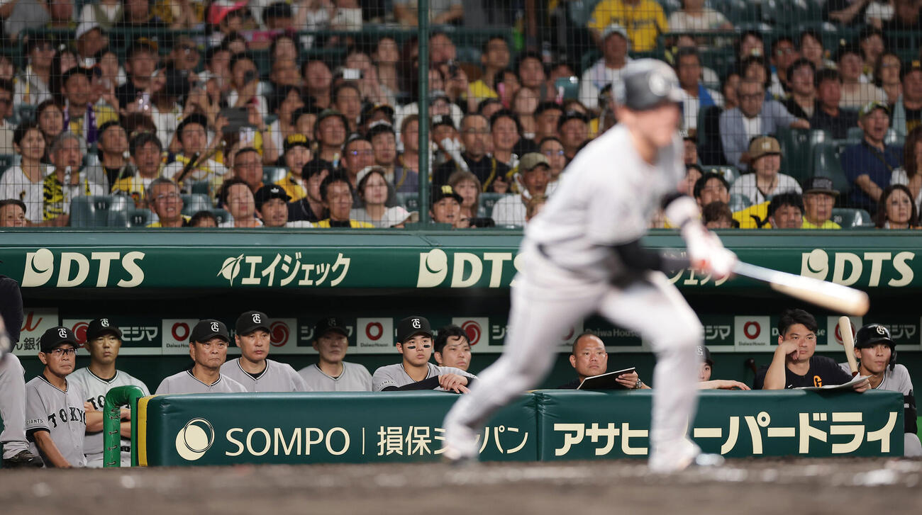 阪神対巨人　9回表巨人2死、坂本勇人が一ゴロに倒れ敗れ、厳しい表情を見せる橋上秀樹監督代行（左から3人目）ら（撮影・前田充）