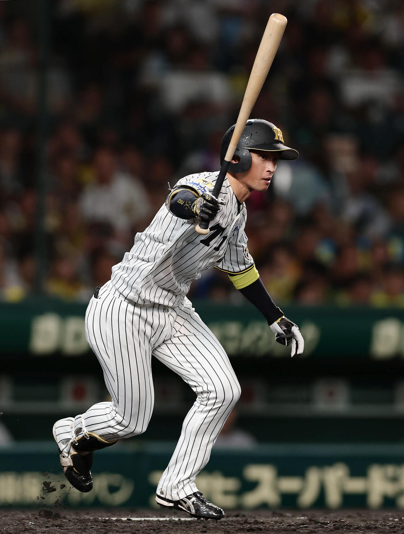 阪神対巨人　5回裏阪神無死、右翼線へ二塁打を放つ近本光司（撮影・前田充）