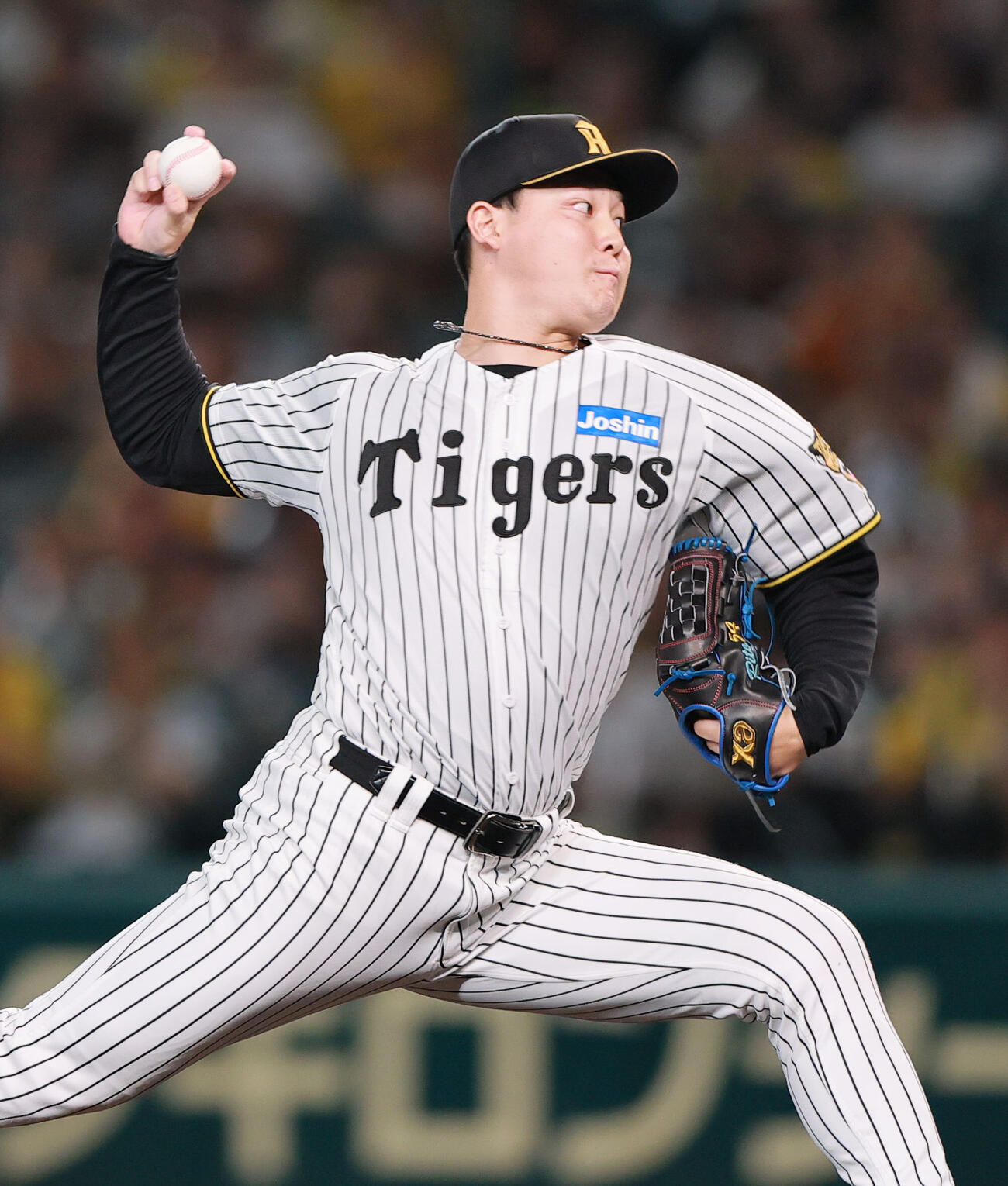 阪神対巨人　8回表途中、及川雅貴に代わって登板する木下里都（撮影・上山淳一）