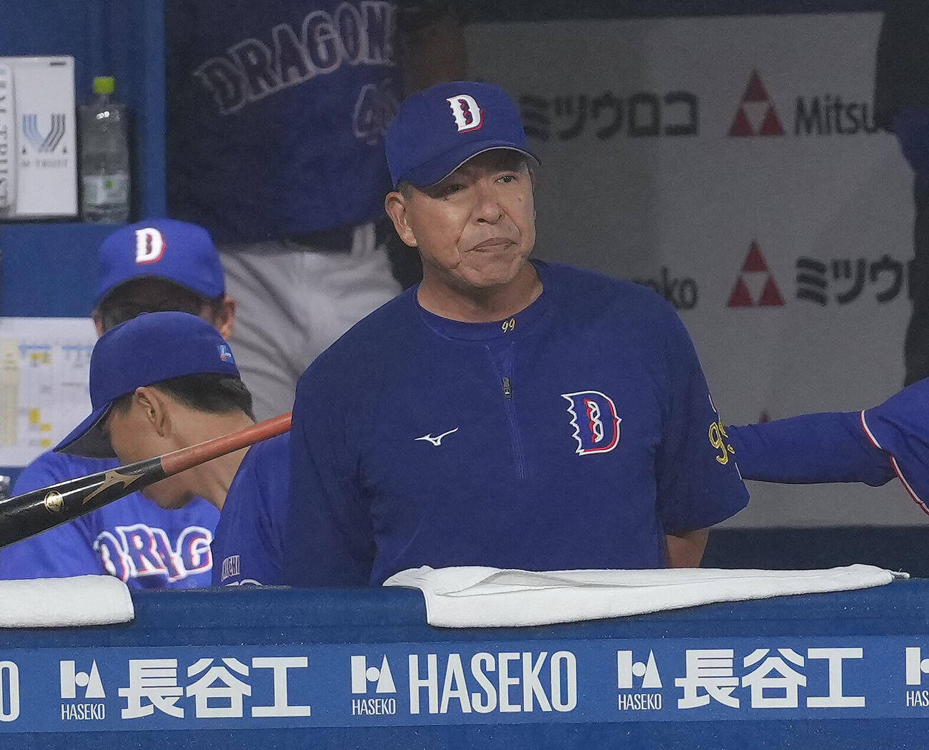 DeNA対中日　戦況を見つめる中日井上一樹監督（撮影・足立雅史）
